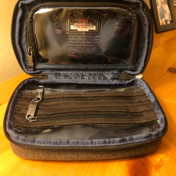 Tumi Alpha 2 Travel Kit **EXCELLENT Cond.* - Picture 5 of 7